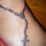 Modèle de tatouage de rosaire et croix sur le pied