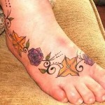 Modèle de tatouage de fleur et feuilles sur le pied