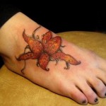 Modèle de tatouage de fleur rouge sur le pied