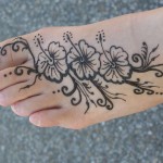 Modèle de tatouage de fleur au henné sur le pied
