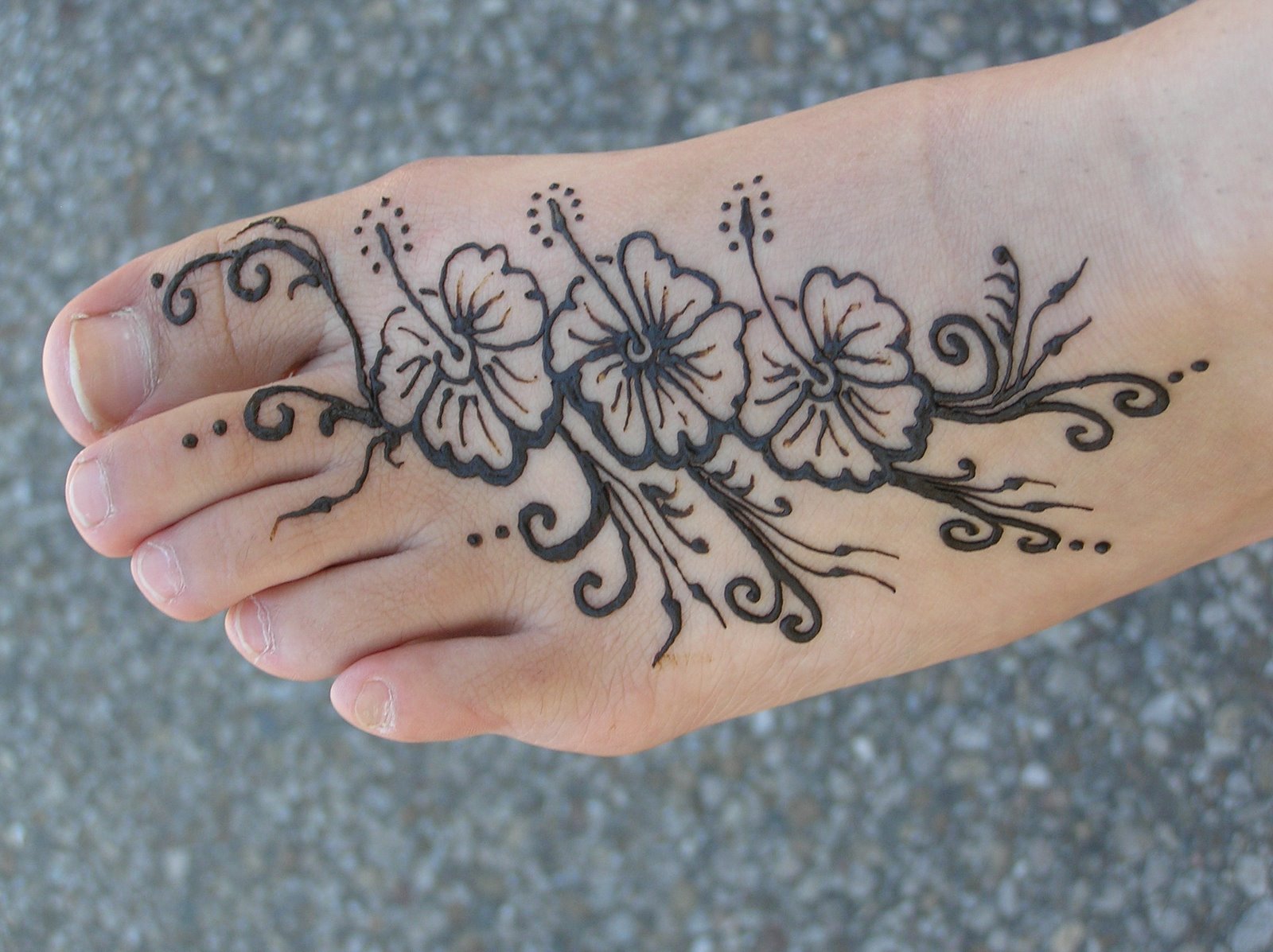 Modle de tatouage de fleur au henn sur le pied
