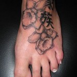 Modèle de tatouage de fleurs japonaises sur le pied