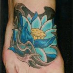 Modèle de tatouage de fleur de lotus sur le pied