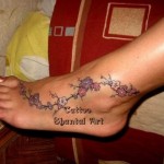 Modèle de tatouage de fleurs sur le pied