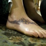 Modèle de tatouage de fleurs sur le pied