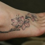 Modèle de tatouage de fleurs sur le pied