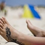 Modèle de tatouage sur le pied pour homme
