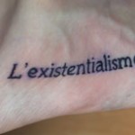 Modèle de tatouage de lettres sur le pied