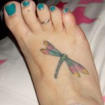 Modèle de tatouage de libellule sur le pied