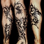 Modèle de tatouage tribal pour homme sur le pied