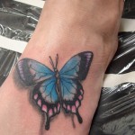 Modèle de tatouage de papillon bleu sur le pied