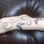 Modèle de tatouage de papillons sur le pied