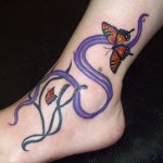 Modèle de tatouage de papillons sur le pied