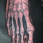 Modèle de tatouage insolite sur le pied