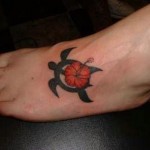 Modèle de tatouage de tortue sur le pied