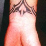 Modèle tatouage poignet bracelet tribal
