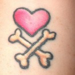 Modèle tatouage poignet coeur tibias pirate