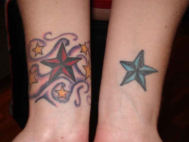 tatouage poignet. Modèle tatouage poignet étoile nautique bicolore