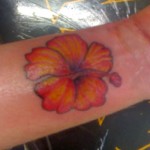 Modèle tatouage poignet de fleur d'hibiscus