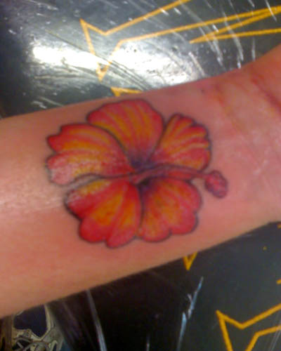 tatouage tatouage fleurs. Modèle tatouage poignet de fleur d'hibiscus