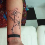 Modèle tatouage poignet de fleur tracé fin