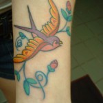 Modèle tatouage poignet hirondelle old school