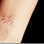 Modèle tatouage poignet symbole encre blanche
