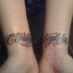 Modèle tatouage poignet lettres prénoms