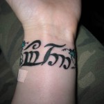 Modèle tatouage poignet lettres calligraphie