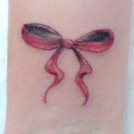 Modèle tatouage poignet noeud ruban rouge