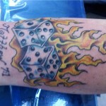 Modèle tatouage poignet dés et flammes old school