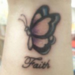 Modèle tatouage poignet Papillon Foi
