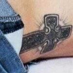 tatouage-croix-robbie-williams Tatouage sur la hanche Robbie Williams