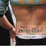 tatouage-dos-robbie-williams Tatouage en bas du dos Robbie Williams