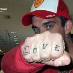 tatouage-love-robbie-williams Tatouage love phalanges Robbie Williams