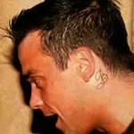 tatouage-oreille-robbie-williams Tatouage derrière l'oreille Robbie Williams