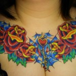Modèle de tatouage de rose old school poitrine femme