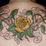 Modèle de tatouage de rose jaune