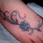 Modèle de tatouage de rose sur le pied