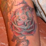 Modèle de tatouage de rose old school avec tete de mort
