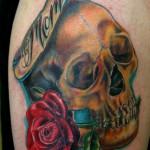 Tatouage de rose old school tete de mort