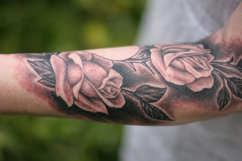 Tatouage rose old school symbolique rose et tattoo rose et amour dans le
