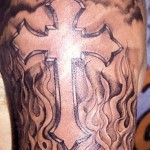 Modèle de tatouage de croix gothique en flammes
