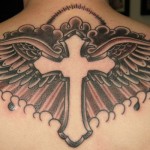Modèle de tatouage de croix old scool avec des ailes