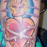 Modèle de tatouage de croix old scool et coeur
