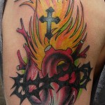 Modèle de tatouage de croix old scool et coeur