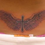 Modèle de tatouage de croix avec des ailes pour femme