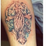 Modèle de tatouage de croix avec mains jointes