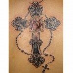 Modèle de tatouage de croix avec rosaire