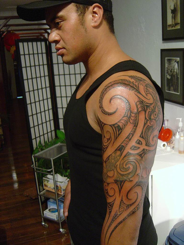 tatouage maori epaule. Modèle de tatouage Maori pour l'épaule